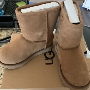 NEW WITH TAG: UGG Boots for Girls Size 11